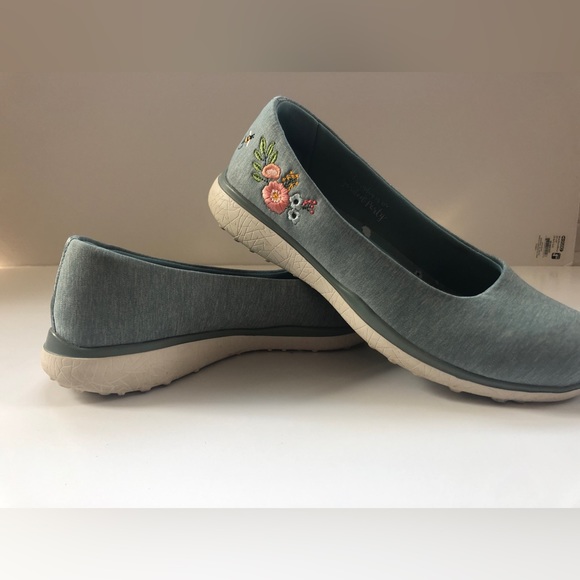 2/$40 - Sketchers floral “everyday is a garden party” embroidered shoes - Picture 3 of 9